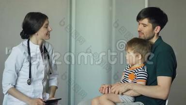 女医生和小男孩的父亲在<strong>医务</strong>处谈话